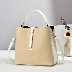 Modische beige geflochtene Beuteltasche mit weißen Lederriemen und Silberverschluss