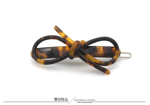 Détail d'une barrette à cheveux en acétate écaille de tortue avec un nœud élégant