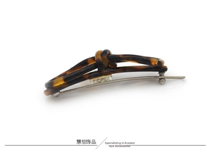 Détail d'une barrette à cheveux en acétate écaille de tortue avec clip à ressort en argent