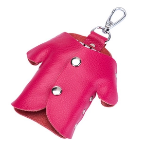 Dettaglio portachiavi in pelle rosso rosa a forma di giacca con bottoni in metallo