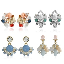 Detailoverzicht van de oorbellen collectie met strasstenen, parels en bloemen