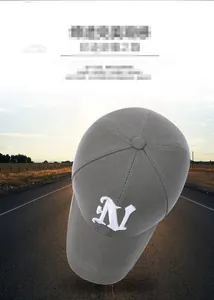 Détail de la lettre N brodée en blanc sur une casquette de baseball en coton gris