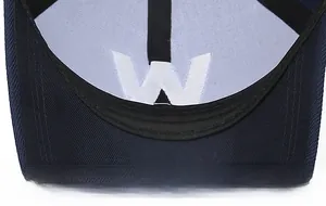 Détail des coutures intérieures et broderie W blanche sur casquette bleu marine
