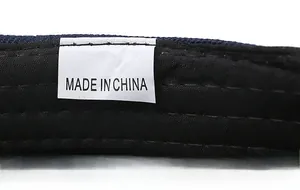 Détail macro du bandeau de sudation et de l'étiquette intérieure sur la casquette marine