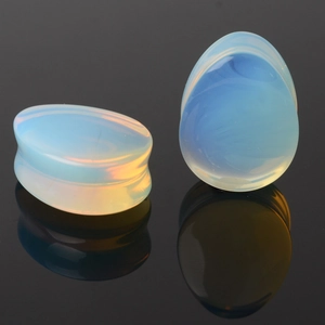 Détail d'écarteurs en opalite en forme de goutte avec finition lisse et reflets bleutés
