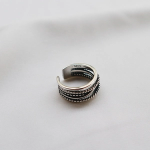 Detailed view of S925 sterling silver ring with vintage braided rope texture design