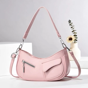 Rosa Halbmond Umhängetasche mit asymmetrischen Taschen und silbernen Verzierungen