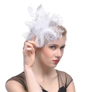 Barrette fascinator blanche élégante avec fleur en résille, plumes et perles pour mariages