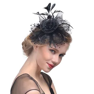 Détail d'un bibi noir rétro avec plumes élégantes et voile en résille à pois raffiné