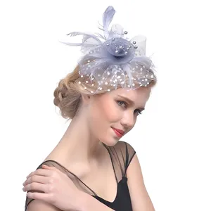 Fascinateur élégant en résille violette avec plumes et perles pour soirée de mariée