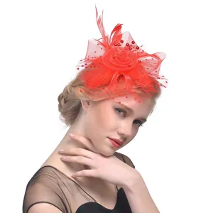 Fascinateur rouge élégant avec voile en résille et plumes pour mariages et fêtes