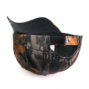 Dettaglio del cinturino in velcro regolabile e del tessuto mimetico del cappello