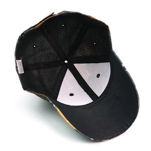 Vista interna del cappellino mimetico con etichetta 100% poliestere e supporto bianco