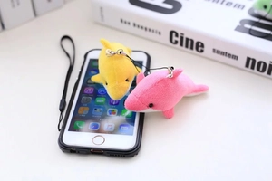 Gros plan de pendentifs dauphins en peluche rose et jaune pour téléphone avec attaches