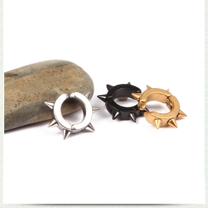 Détail de clips d'oreilles punk en acier titane avec pointes en argent, noir et doré