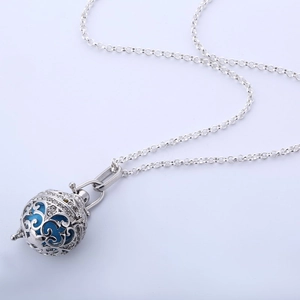 Collana con ciondolo a sfera traforata con perla blu e dettagli in cristalli lucidi