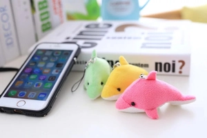 Trois pendentifs dauphins en peluche rose, jaune et vert avec porte-clés métalliques