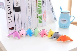 Vue à plat de porte-clés dauphins en peluche de 8 couleurs avec mousquetons en métal