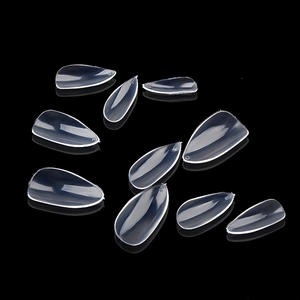 Transparente lange spitze Stiletto-Nagelspitzen Set mit Größen 0-9 auf schwarzem Grund