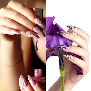 Stiletto-Kunstnägel mit rosa 3D-Prägung und violetten handgemalten Blumen-Designs