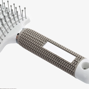 Spazzola per capelli curva bianca e grigia con impugnatura antiscivolo a cuore