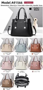 Detailed view of women handbag with internal compartments and 29x13x22cm dimensions