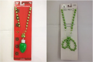 Dettaglio della collana natalizia a LED con perle verdi e confezione di vendita festiva
