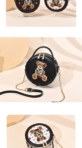 Détails de la fermeture dorée et broderie ours sur le sac à main rond bandoulière