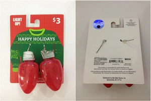 Dettaglio di orecchini LED a lampadina di Natale rossa con cartoncino Happy Holidays