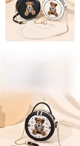 Détail de l'écusson ours et de la texture en cuir synthétique du petit sac rond