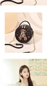 Détail du sac rond bandoulière avec motif monogramme marron et broderie d'ours élégante