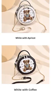 Détail du sac bandoulière rond avec imprimé monogramme et écusson ours en peluche 3D en deux tons