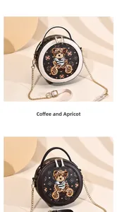 Détail du petit sac rond avec broderie ours en peluche et bandoulière en chaîne