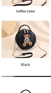 Détail du sac à bandoulière noir rond avec broderie ours et chaîne dorée