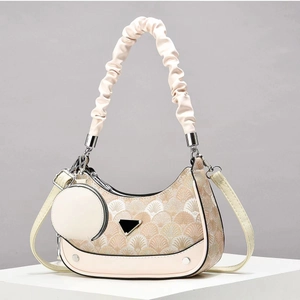 Elegante beige Tragetasche mit Print, gerafftem Griff und kleinem rundem Anhänger