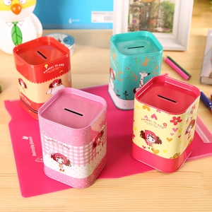 Détail de tirelires en métal coloré avec des motifs de dessins animés sur un bureau