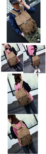 Brauner Canvas-Rucksack-Collage mit Modellen, Kordelzug-Verschluss und Klappendetails