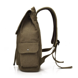 Seitenansicht eines Vintage-Canvas-Rucksacks in Armeegrün mit gepolsterten Gurten und Taschen