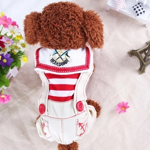 Detalle de peto náutico para perro con rayas rojas y tirantes blancos de estilo marinero