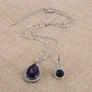 Elegantes Schmuckset mit lila Kristall-Wassertropfenkette und runden Ohrringen