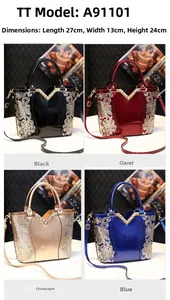 Détail du sac bandoulière brillant avec broderie dorée et garniture métallique en V
