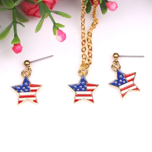 Schmuckset aus goldener US-Flaggen-Sternkette und Ohrringen mit rosa Blumenakzenten