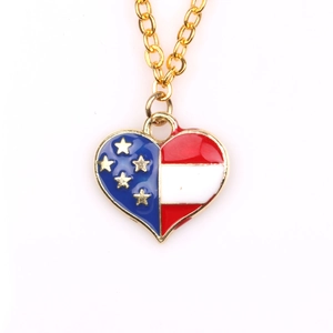 Goldene Herz-Halskette mit US-Flaggen-Emaille-Anhänger mit Sternen und Streifen