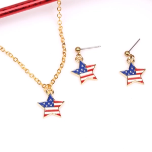 Detailsicht auf goldene sternförmige US-Flaggen-Halskette und passendes Ohrring-Set