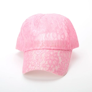 Detailaufnahme der rosa Spitzen-Baseballkappe mit Blumenmuster und atmungsaktivem Stoff