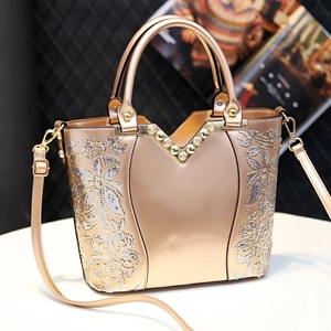 Sac à main rose gold métallisé avec broderie florale à paillettes et garniture en V