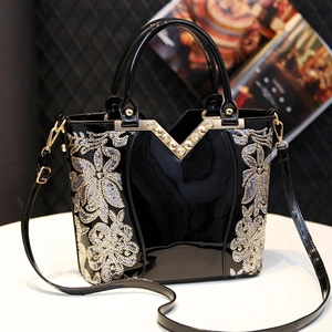 Sac à main chic en cuir verni noir avec paillettes florales et garniture en métal V