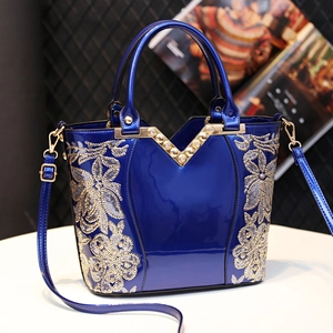 Sac à main bleu roi en cuir verni pour femme avec broderie florale dorée et garniture en V