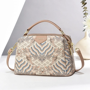 Elegante borsa a mano in jacquard con motivi a onde e tracolla regolabile in pelle