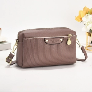 Détails du sac à bandoulière violet en cuir grainé avec gaufrage à rayures verticales